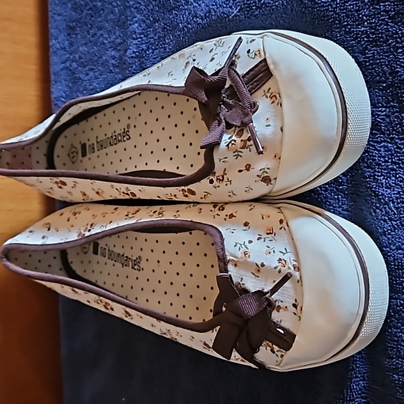 Women's No Boundaries Flats - Size 11 - Off White w/brown trim - Picture 3 of 6